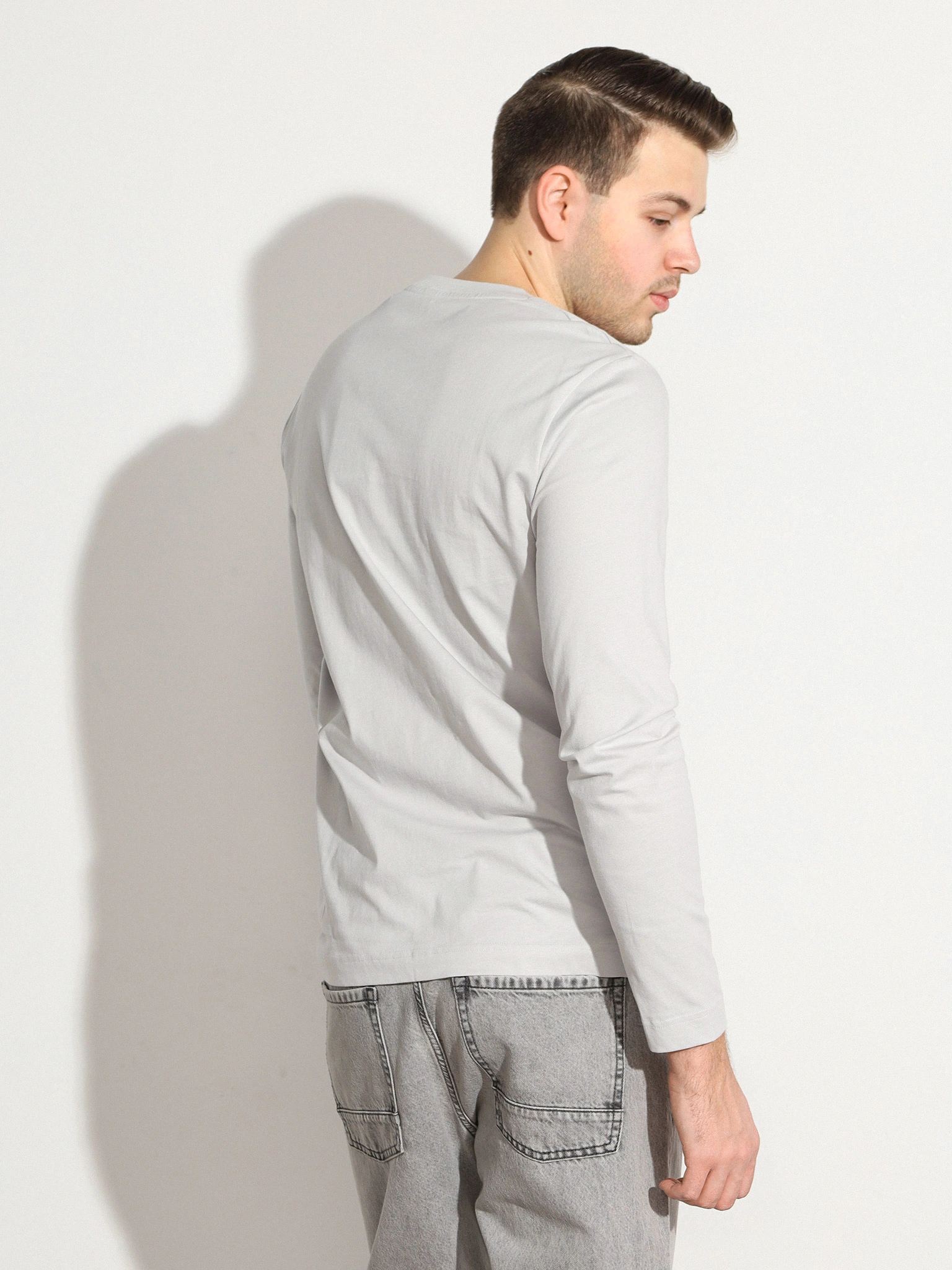 Футболка светло-серого цвета из хлопка